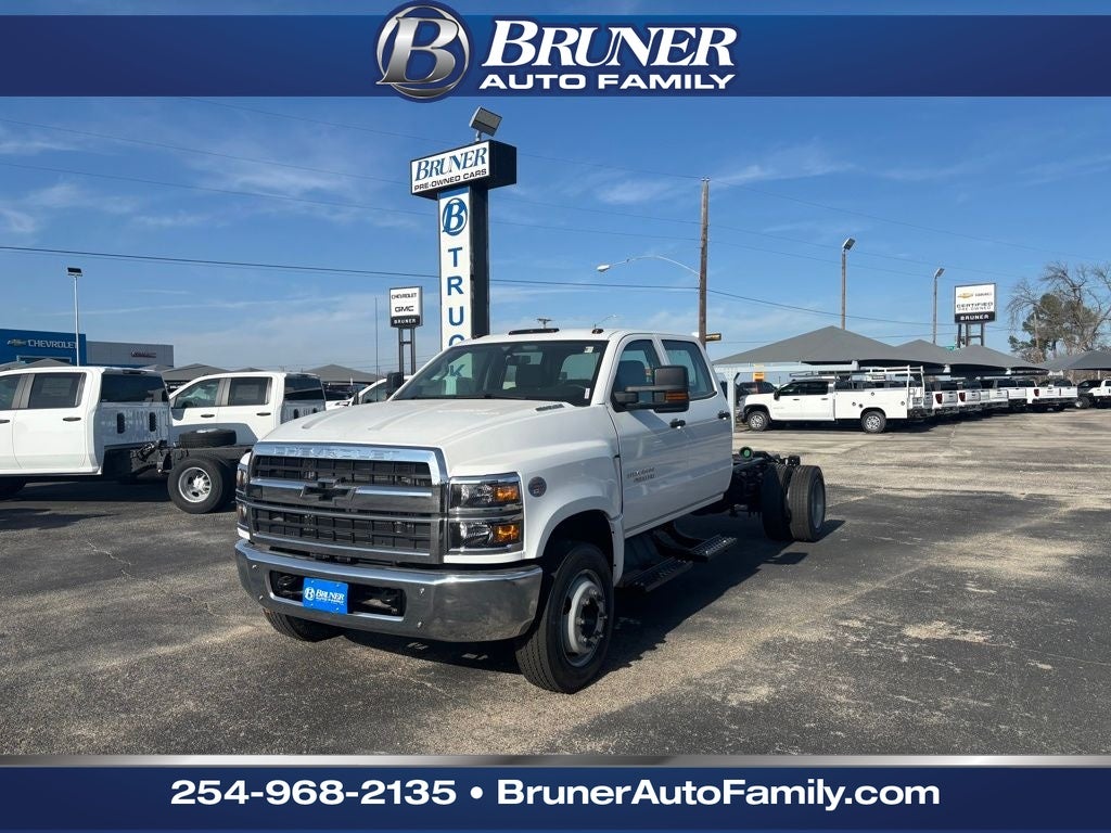 2025 Chevrolet Silverado 4500 HD Work Truck in Summit White — front three-quarter view